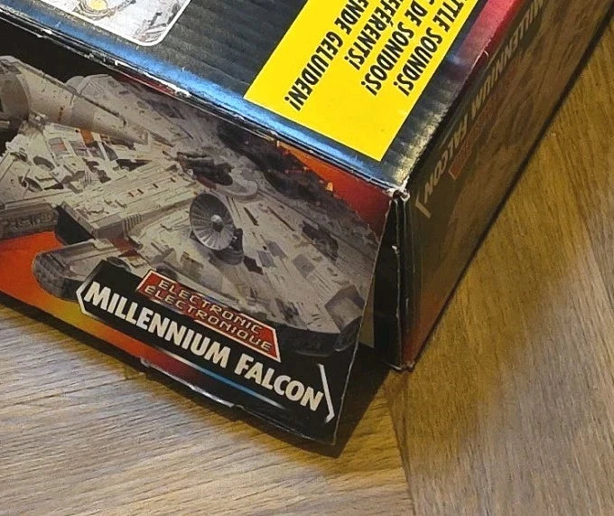 STAR WARS KENNER 1995 MILLENNIUM FALCON. Boxed Complete Tested Working + 4 Figs