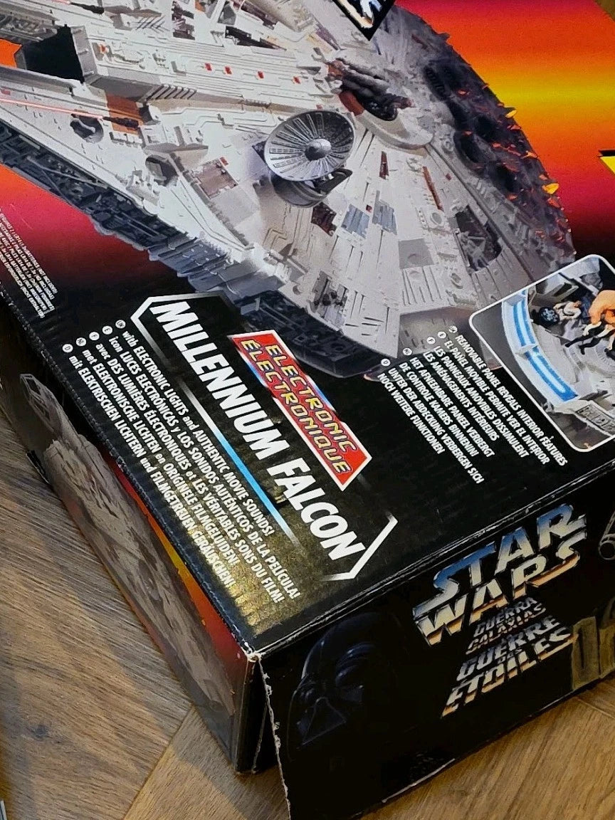 STAR WARS KENNER 1995 MILLENNIUM FALCON. Boxed Complete Tested Working + 4 Figs